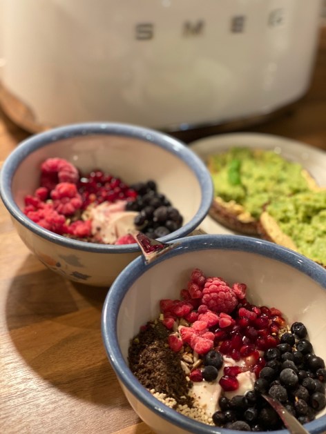 yön yli -puuroa ja hummusleipiä